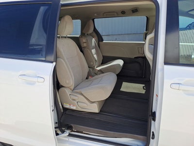 2018 Toyota SIENNA LE