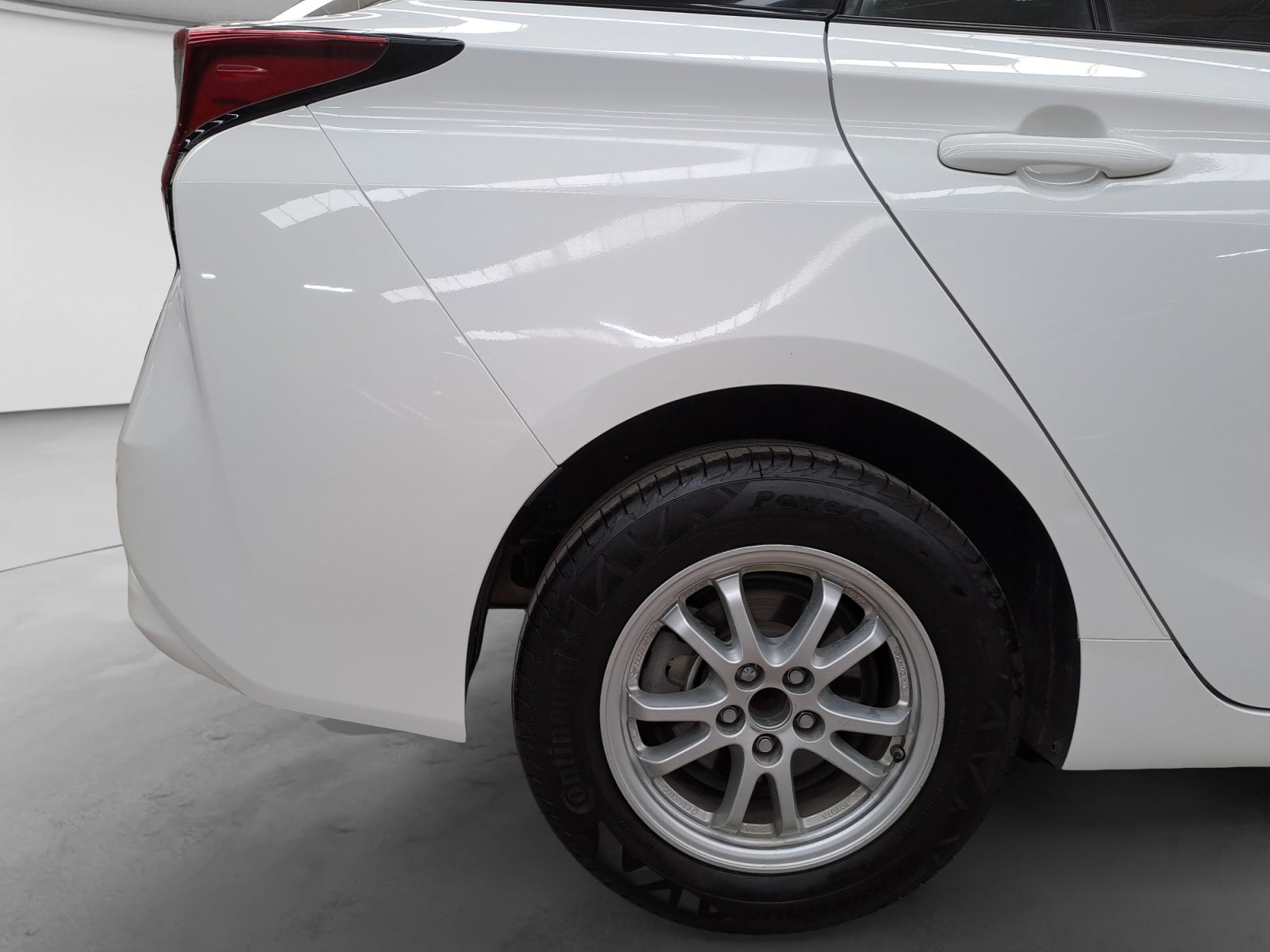 2021 Toyota PRIUS BASE