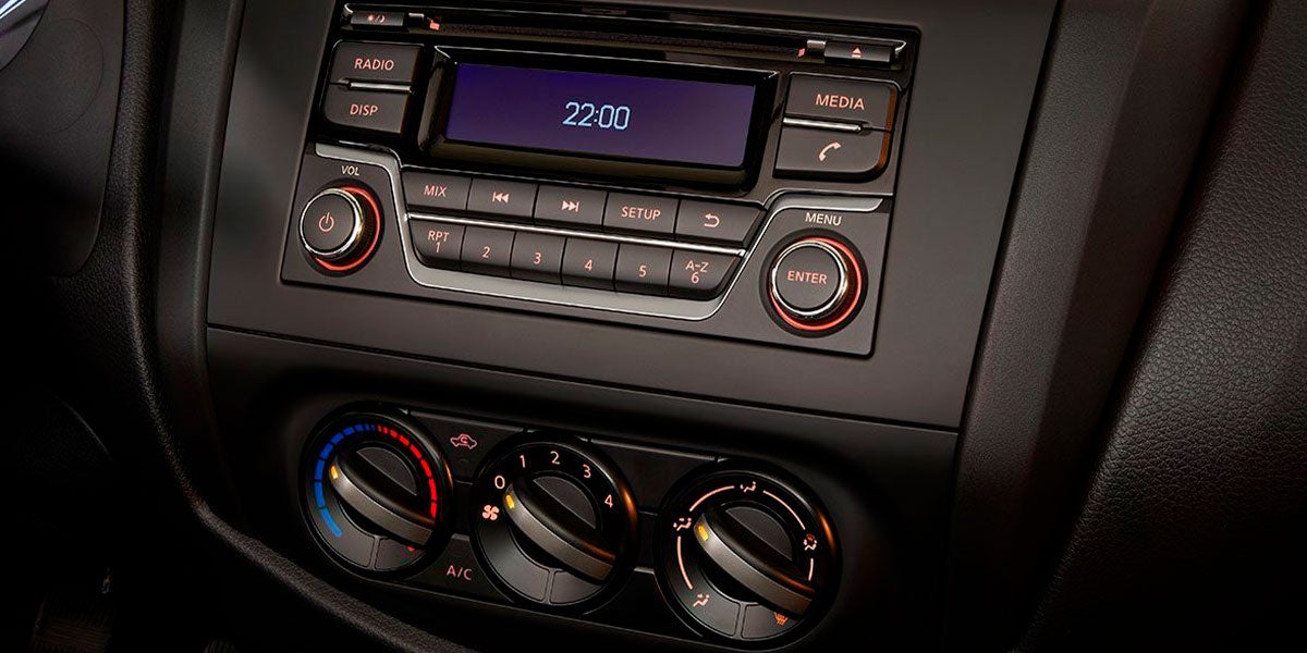 Nissan NP300 Interior2